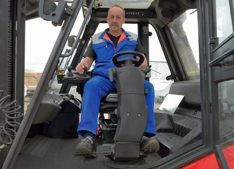 Die Drehung des Arbeitsplatzes um 90 Grad entlastet den Rücken und die Halswirbelsäule des Fahrers. Die Ergonomie wird deutlich verbessert, die körperliche Belastung des Fahrers reduziert sich um bis zu 60%.