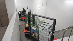 Mitlenkende Anhänger ermöglichen das Manövrieren des Routenzuges Factory Train sogar in engen S-Kurven.