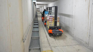 Bis zu 15% Steigung im Versorgungstunnel für das Bergrestaurant auf 2.283 Meter kann der Routenzug Factory Train bewältigen.