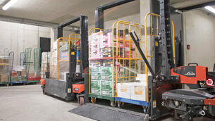 Sämtliche Waren können vom LKW in die Gondel und in den Routenzug Factory Train geladen werden, ohne dafür die Warenträger wechseln zu müssen.