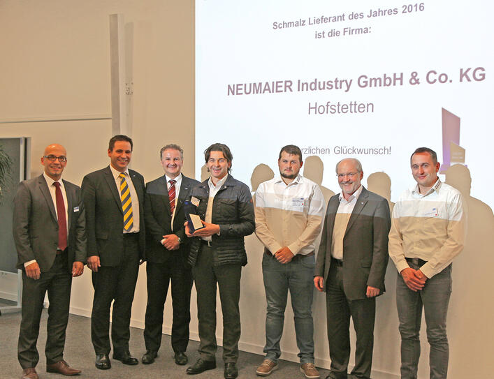 Bernd Neumaier erhielt von der J. Schmalz GmbH die Auszeichnung „Schmalz Lieferant des Jahres 2016“. (Bildquelle: Schmalz) 