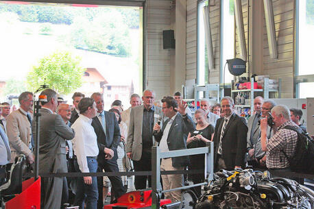 Minister Hauk in conversation with Bernd Neumaier.