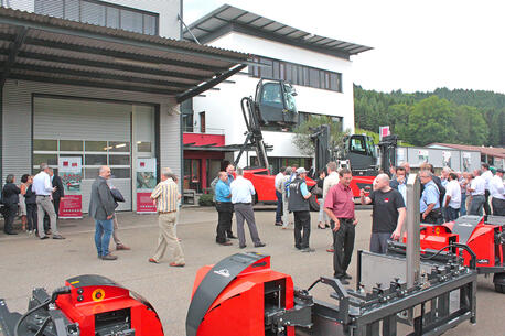 Systems engineering products on display at the NEUMAIER company site: Factory Train load train and rotating and elevating cabin for Linde heavy forklift trucks.