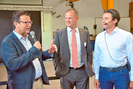 Minister Peter Hauk and district chief executive Frank Scherer in conversation with managing director Bernd Neumaier.