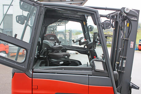 Panoramic seat for forklift trucks