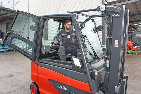 Electric forklift truck with panoramic seat
