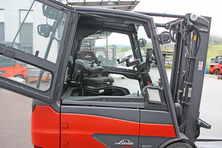 Electric forklift truck with panoramic seat