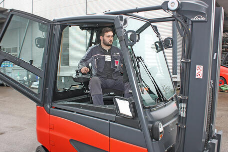 Panoramic seat for forklift trucks