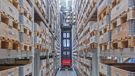 Fully automated high-bay warehouse with automated narrow-aisle stackers FK600