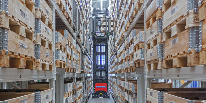 Automated high-bay warehouse with automated narrow-aisle AGVs