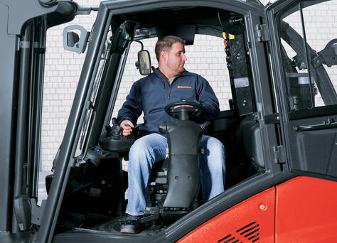 Rotating driver’s workstation with 90° position